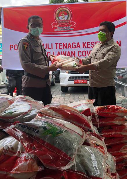 Polda Malut Distribusi 300 Sak Beras Untuk Tim Medis – Beritalima.com