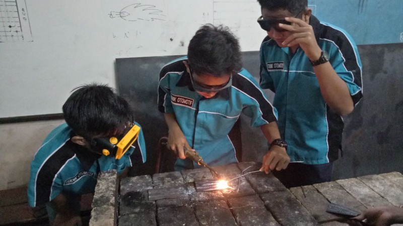 Melatih calon juragan las asetilin