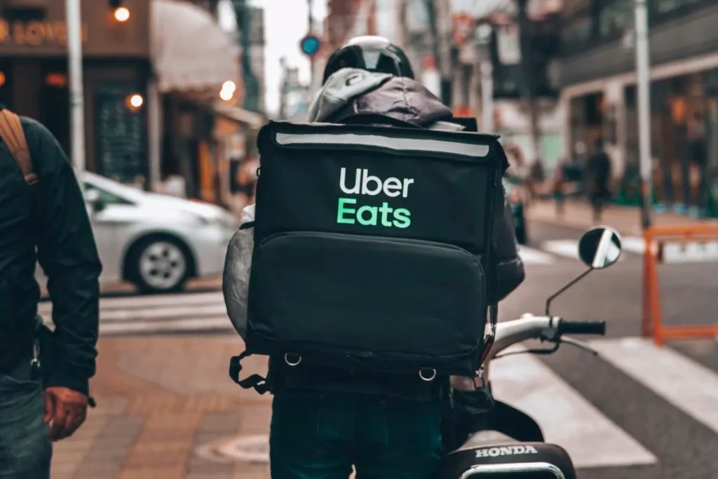 Mazazo judicial a la ‘Gig Economy’: Trabajo reclama 110 millones a Uber Eats y regulariza a 60.000 repartidores