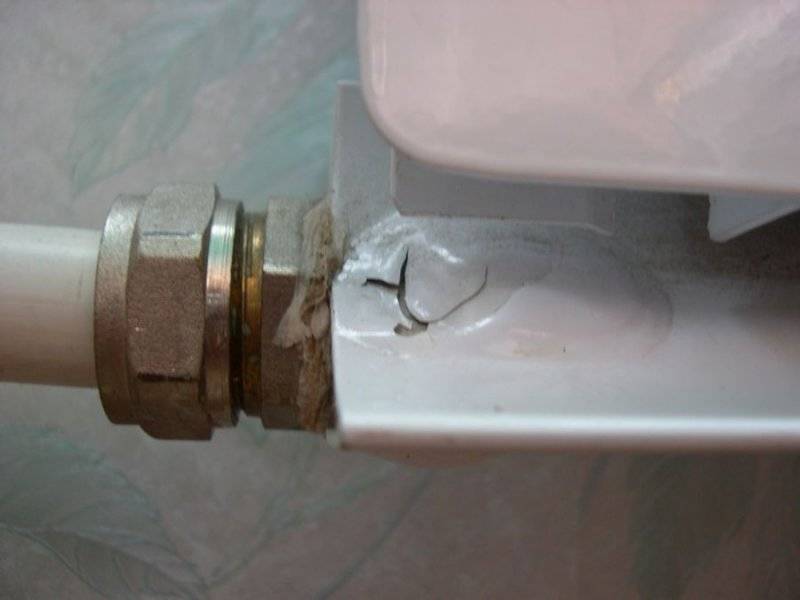 Как исправить утечку батареи отопления на месте соединения с трубой