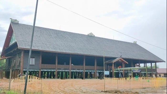 PT TCM Bangun Rumah Adat Panjang Kebanggaan Masyarakat Bentian di Kutai  Barat - BorneoFlash.com