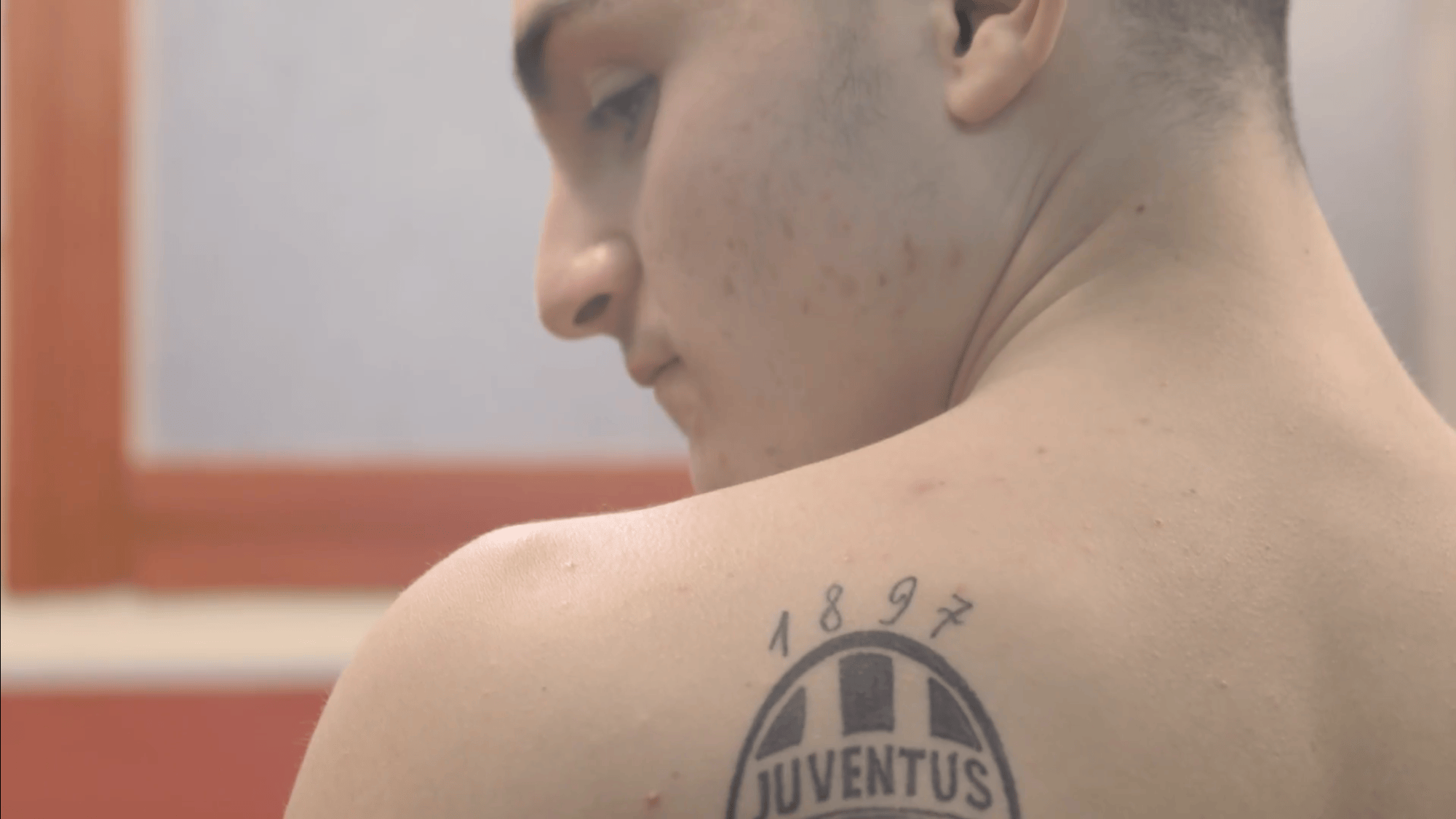 Si Tatua Il Vecchio Logo, La Juve Gli Regala Il Tatoo Col Nuovo 1125_x_2001_png