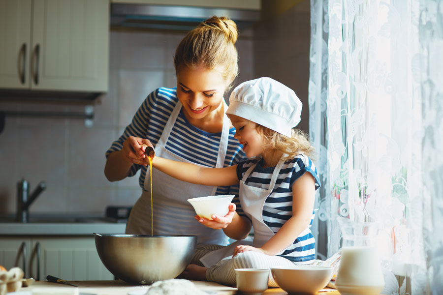 mamá e hija cocinando