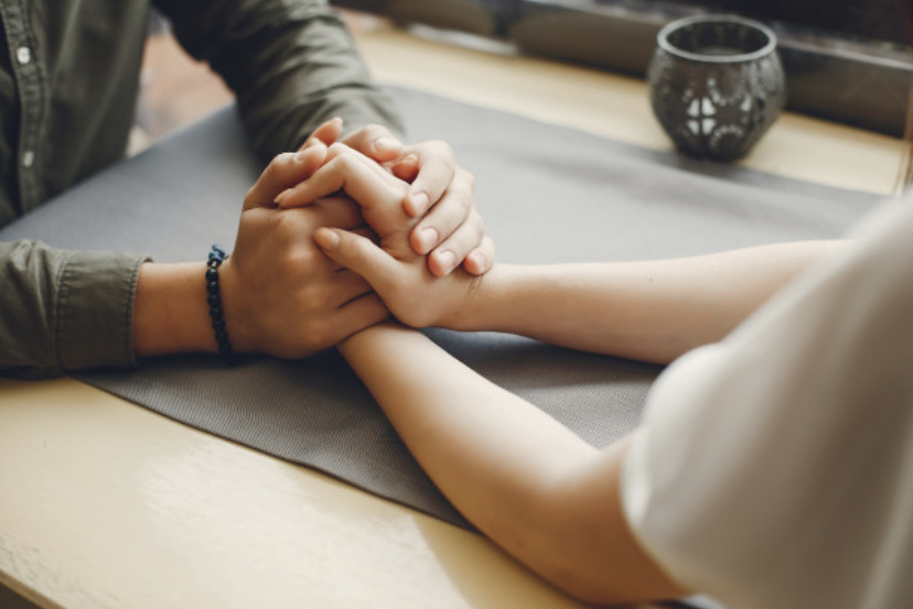 5 Cara menaklukkan hati pasangan yang overprotektif