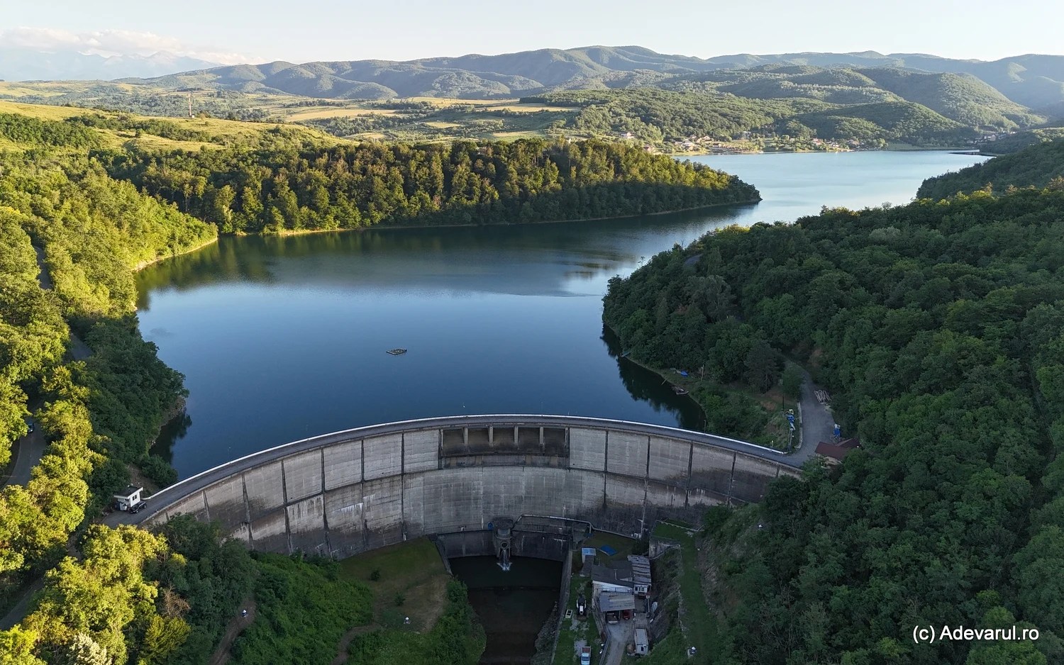 „Litoralul de la munte”, reanimat de noile șosele din vestul României. De ce se plâng turiștii de Lacul Cinciș