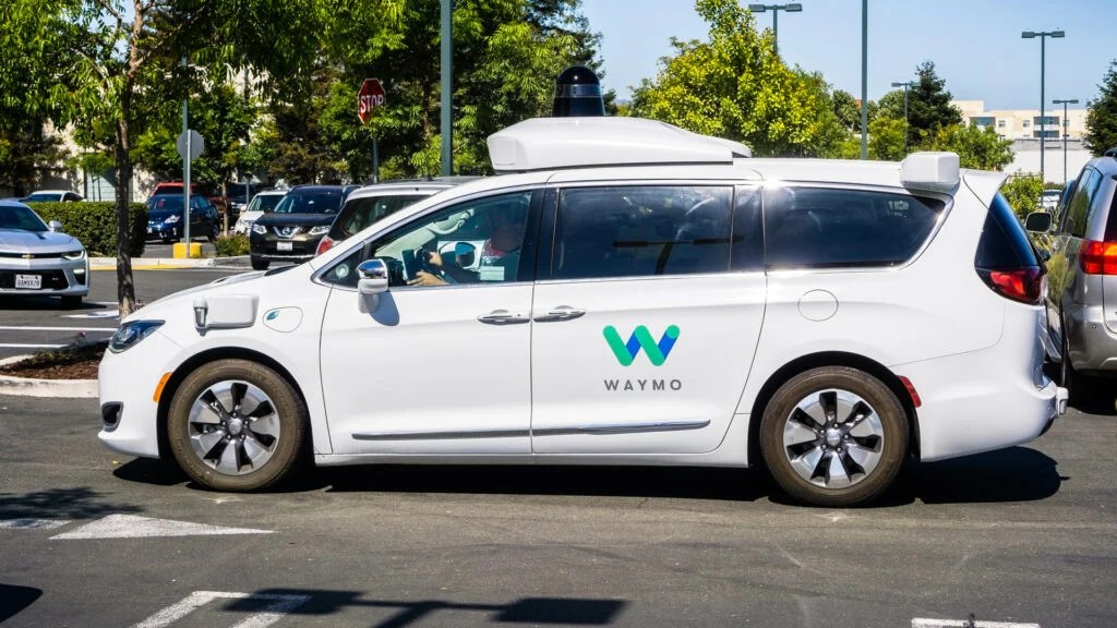 Waymo ahora opera en más autopistas que Tesla Robotaxi con una nueva expansión, pero hay una diferencia clave