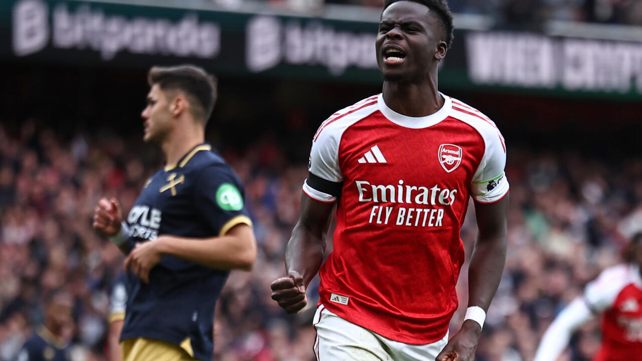 Arsenal go top of Premier League as Man Utd ease pressure on Amorim