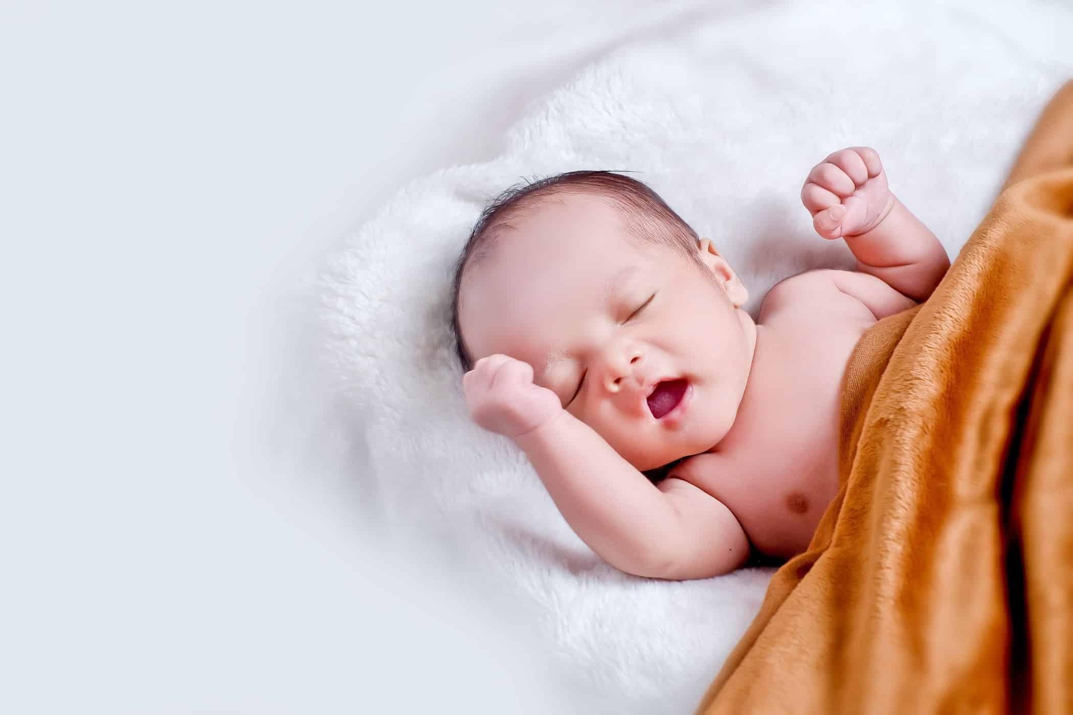 Perhatikan, Ini Warna BAB Bayi yang Normal • Hello Sehat