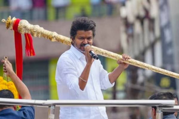 விஜய்யிடம் தலைமைத்துவ பண்பே இல்லை- சென்னை உயர்நீதிமன்ற நீதிபதி விஜய்யிடம் தலைமைத்துவ பண்பே இல்லை- சென்னை உயர்நீதிமன்ற நீதிபதி