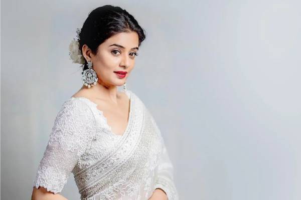 சம்பளத்தை கேட்பேன், தேவையில்லாமல்.. நடிகை பிரியாமணி அதிரடி பதில்! சம்பளத்தை கேட்பேன், தேவையில்லாமல்.. நடிகை பிரியாமணி அதிரடி பதில்!
