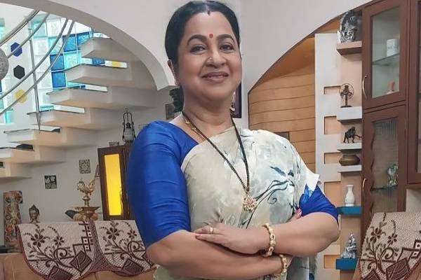 ராடான் மீடியா தயாரிப்பில் நடிகை ராதிகா சரத்குமார் தயாரிக்கும் புதிய தொடர்… மீண்டும் சன் டிவி பக்கம் வந்தாரா? ராடான் மீடியா தயாரிப்பில் நடிகை ராதிகா சரத்குமார் தயாரிக்கும் புதிய தொடர்… மீண்டும் சன் டிவி பக்கம் வந்தாரா?