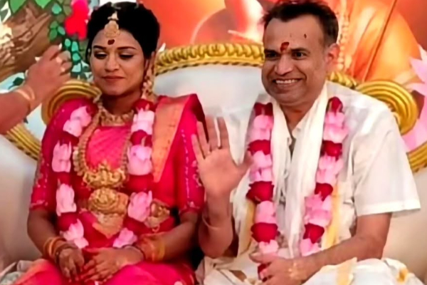 நடிகர் பிரேம்ஜி மனைவிக்கு வளைகாப்பு.. புகைப்படங்கள் இதோ நடிகர் பிரேம்ஜி மனைவிக்கு வளைகாப்பு.. புகைப்படங்கள் இதோ