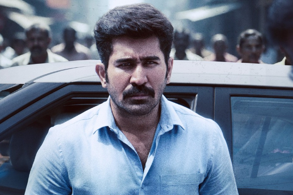 கடன் வாங்கி வட்டி கட்டிக்கொண்டிருக்கிறேன்.. விஜய் ஆண்டனி மேடையில் உருக்கம் கடன் வாங்கி வட்டி கட்டிக்கொண்டிருக்கிறேன்.. விஜய் ஆண்டனி மேடையில் உருக்கம்