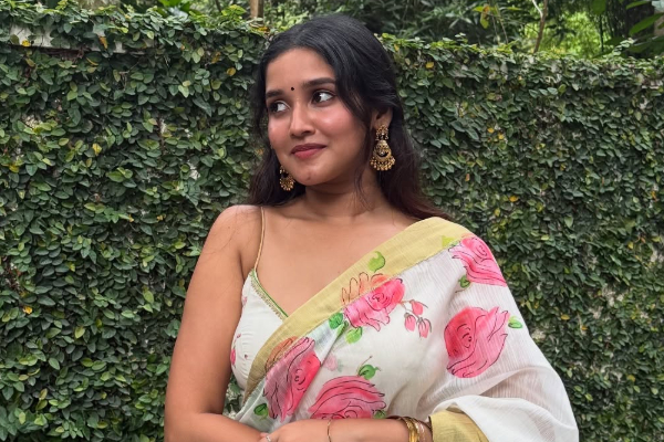 அனிகா சுரேந்திரன் சேலையில் கியூட் போட்டோஷூட் அனிகா சுரேந்திரன் சேலையில் கியூட் போட்டோஷூட்