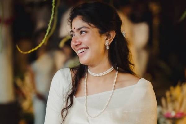 நீச்சல் குளத்தில் அவருடன் ஜாலி பண்ணும் நடிகை சாய் பல்லவி… வைரல் போட்டோ நீச்சல் குளத்தில் அவருடன் ஜாலி பண்ணும் நடிகை சாய் பல்லவி… வைரல் போட்டோ