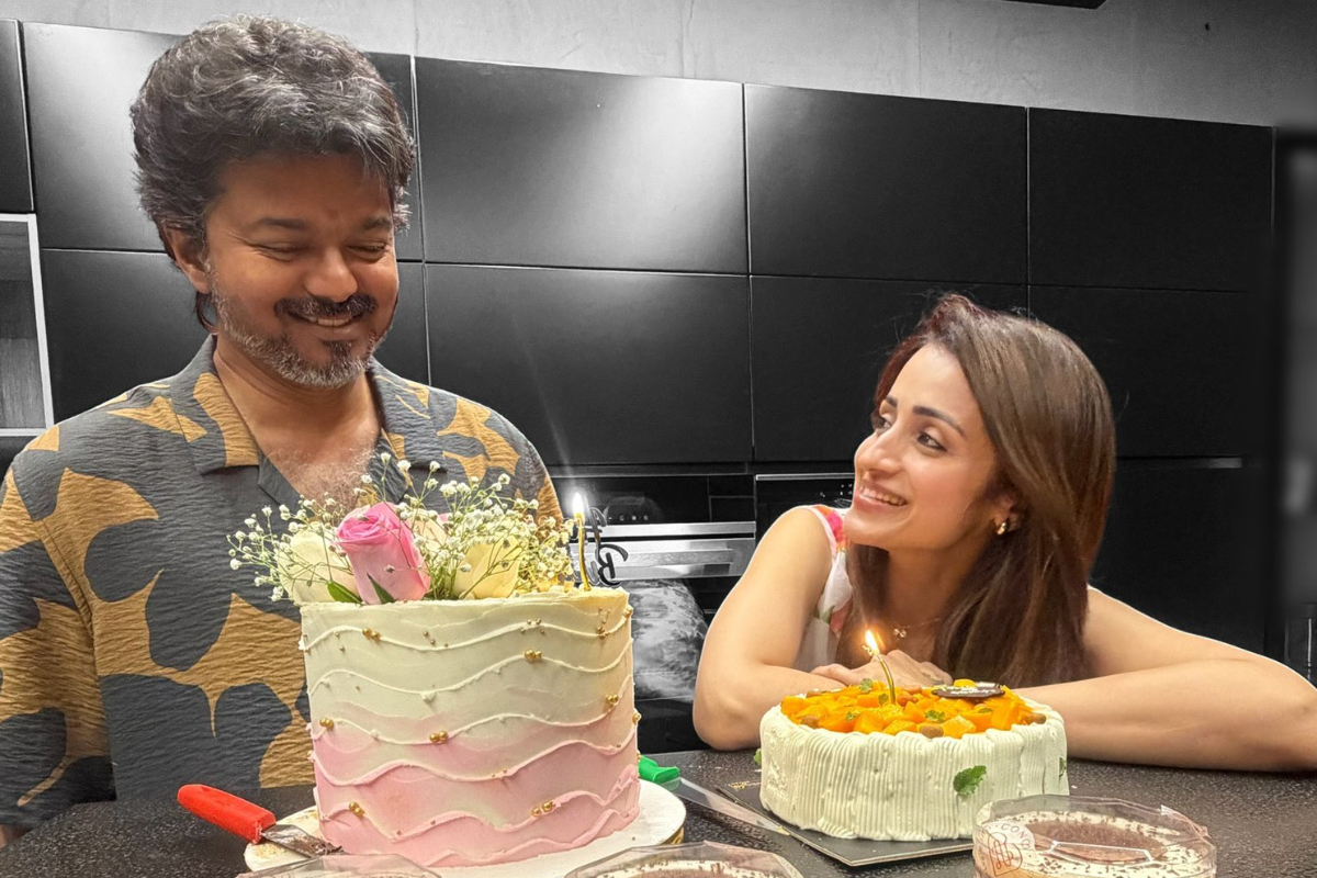 நள்ளிரவில் த்ரிஷா உடன் கேக் வெட்டிய விஜய்.. த்ரிஷாவின் பதிவு இணையத்தில் படுவைரல் நள்ளிரவில் த்ரிஷா உடன் கேக் வெட்டிய விஜய்.. த்ரிஷாவின் பதிவு இணையத்தில் படுவைரல்