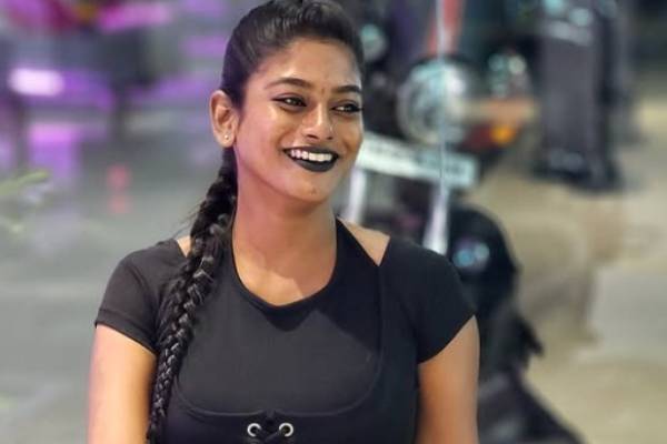 கருப்பு நிற உடை, கருப்பு Lipstick போட்டு சீரியல் நடிகை வினுஷா வெளியிட்ட போட்டோ கருப்பு நிற உடை, கருப்பு Lipstick போட்டு சீரியல் நடிகை வினுஷா வெளியிட்ட போட்டோ