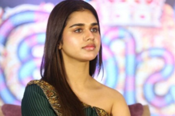 நடிகை மீனாட்சி கோவிந்தராஜனை செருப்பால் அடித்த நபர்.. காரணம் இதுதானா நடிகை மீனாட்சி கோவிந்தராஜனை செருப்பால் அடித்த நபர்.. காரணம் இதுதானா