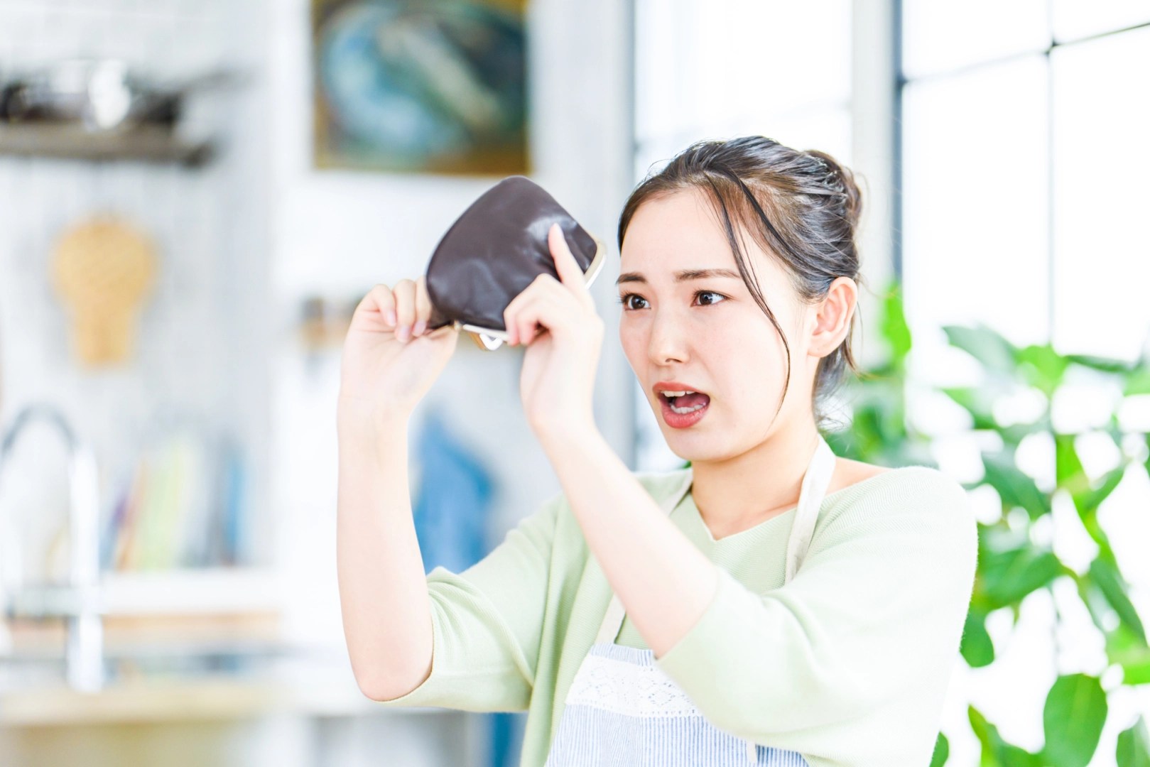 生活費が足りないときどうする?」原因や対処法、市役所などの制度も解説