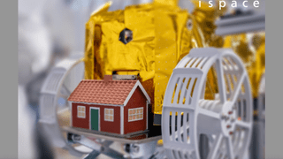 Tenacious, el microrover que se lanzará en la segunda misión de tierra de luna de ISPACE, luce una obra de arte llamada