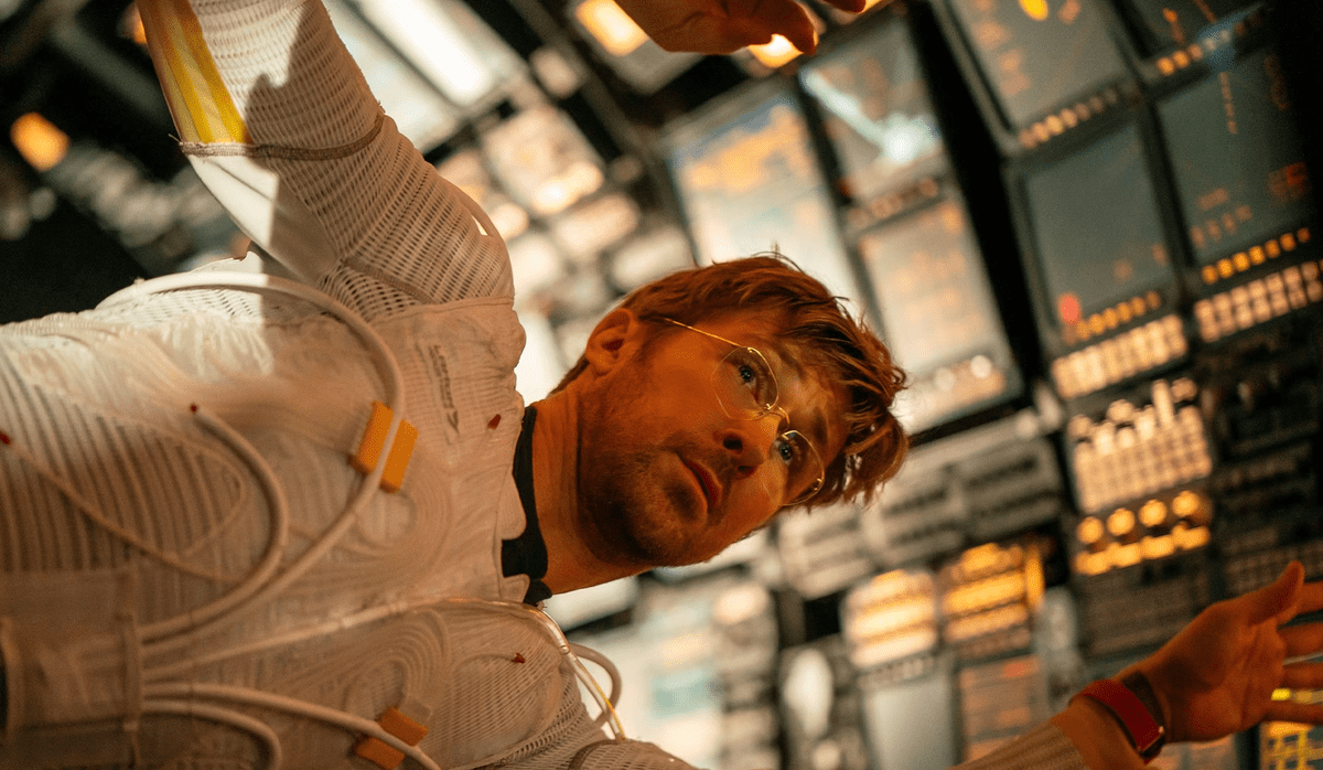 un astronauta en una nave espacial de ciencia ficción