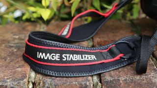 Canon 10x42L IS WP Binoculars Review: La imagen muestra Canon 10x42L IS WP Binoculars Correa de cuello