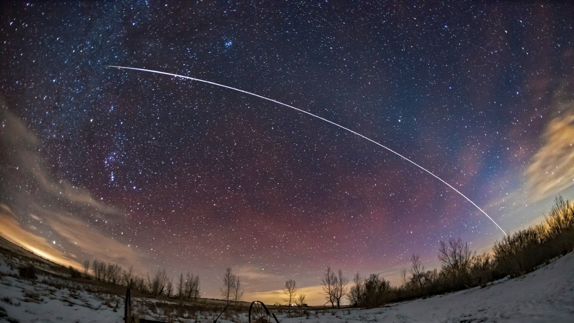 Astronomowie ostrzegają, że sztuczny „pierścień Saturna” złożony z satelitów może wkrótce wypełnić niebo