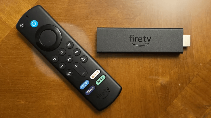 काठको सतहमा चित्रित Amazon Fire TV Stick 4K Max