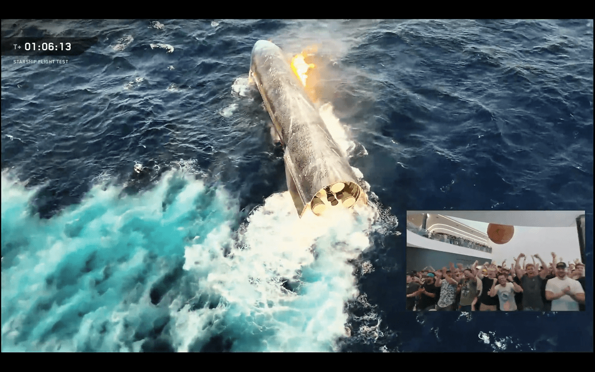 Un vehículo SpaceX Starship flota en el Océano Índico después del aterrizaje del vuelo 13