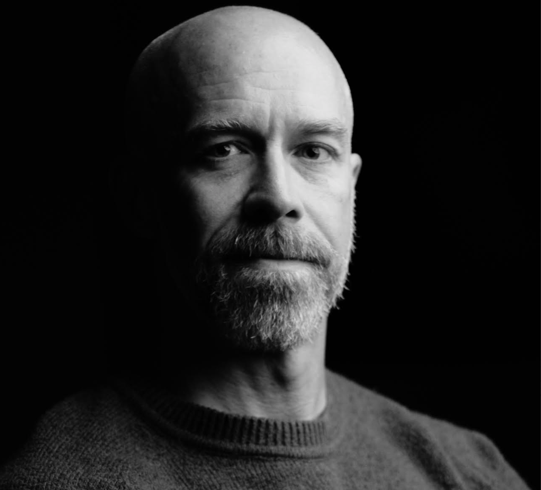 una imagen en blanco y negro de un autor de libros masculino