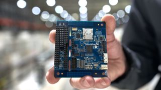 Un chip de computadora se detiene a la cámara.