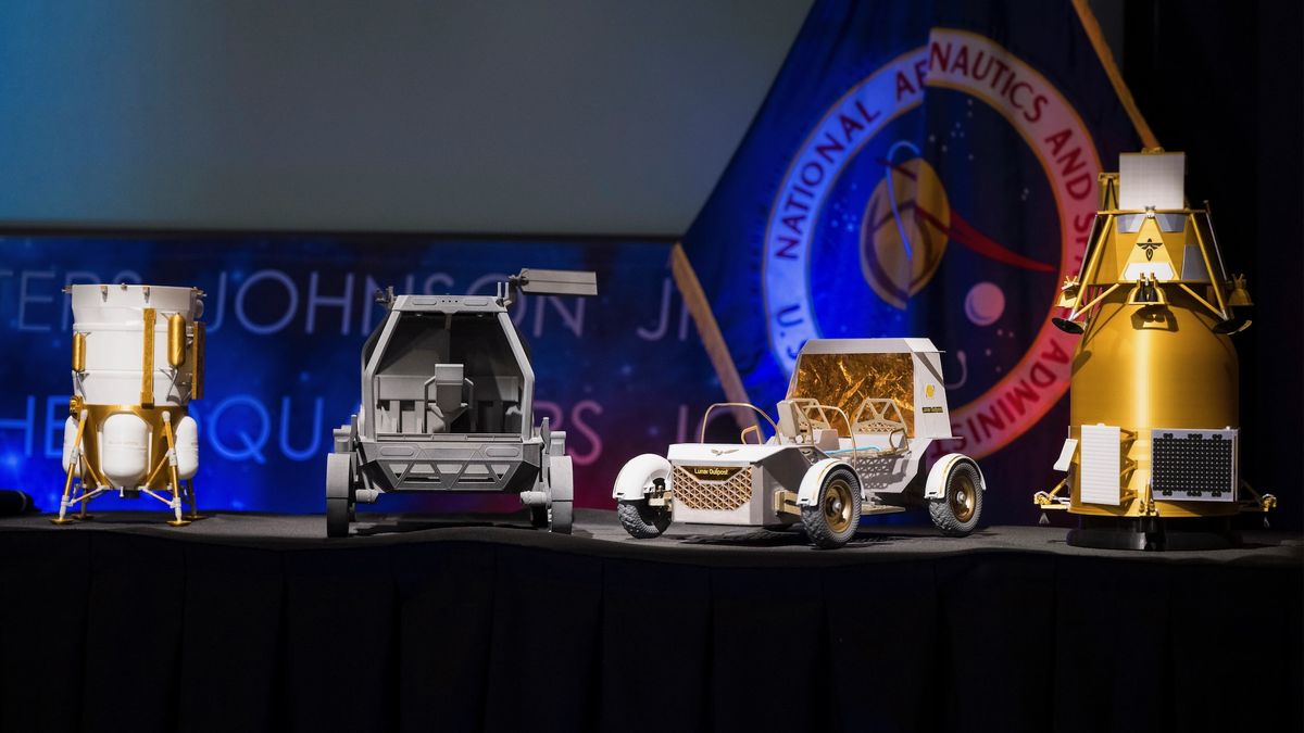 De izquierda a derecha: modelos del módulo de aterrizaje Blue Origin Mk 1, el rover lunar tripulado Astrolab, el rover Lunar Outpost Pegasus y el orbitador Elytra Dark de Firely en una conferencia de prensa de la NASA el 26 de mayo de 2026.