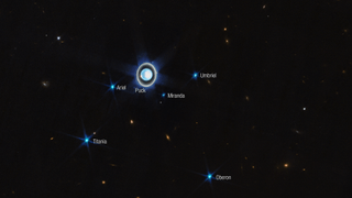 Urano, sus anillos y seis lunas brillan en azul vistos por el Telescopio Espacial James Webb