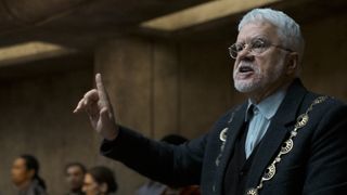 Un hombre barbudo y de pelo blanco pronuncia un apasionado discurso.