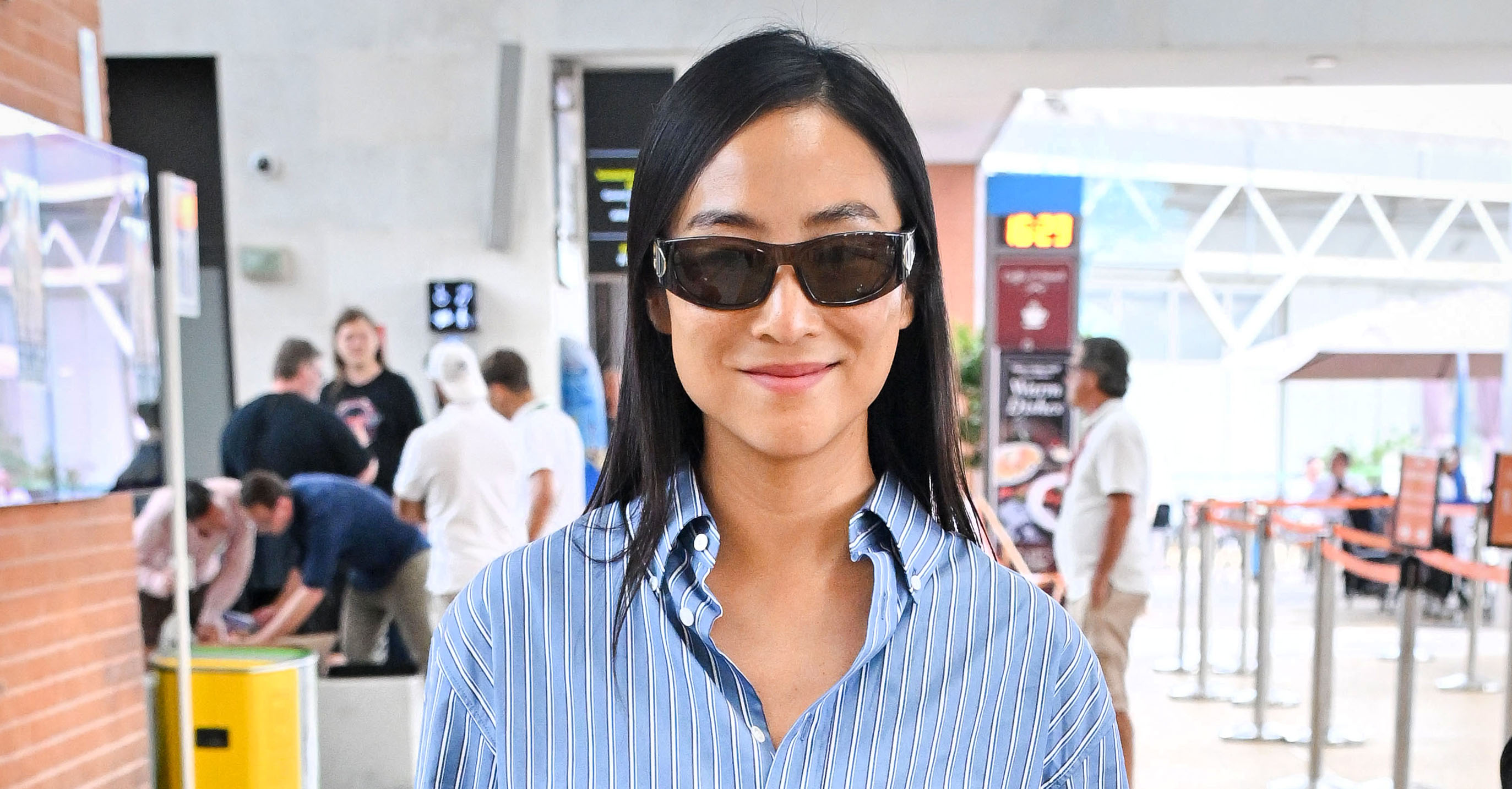 Looking Chic at the Airport in 2025 Means Wearing This Shirt Trend and Shoe Trend With Jeans