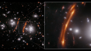 imagen de dos paneles. En el panel izquierdo, decenas de pequeñas galaxias se encuentran dispersas sobre el fondo negro del espacio. Justo a la izquierda del centro, hay un arco largo y rojo. A su izquierda hay un cúmulo de algunas galaxias blancas que parecen una esfera brillante. A la derecha del centro, el arco rojo y el orbe brillante de galaxias a la izquierda parecen estar reflejados. La imagen de la galaxia curvada y distorsionada en el lado derecho está resaltada con un cuadro blanco. Las líneas se extienden desde las esquinas de la caja hasta el panel derecho, que muestra una vista ampliada de la galaxia curva. Se rodean tres débiles puntos de luz.