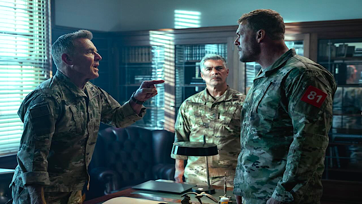 Tres militares discutiendo en una oficina.