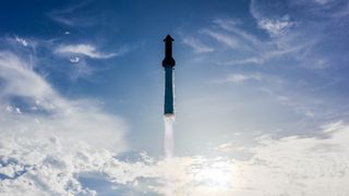 SpaceX's Starship Megarocket se lanza en su décimo vuelo de prueba, el 26 de agosto de 2025.
