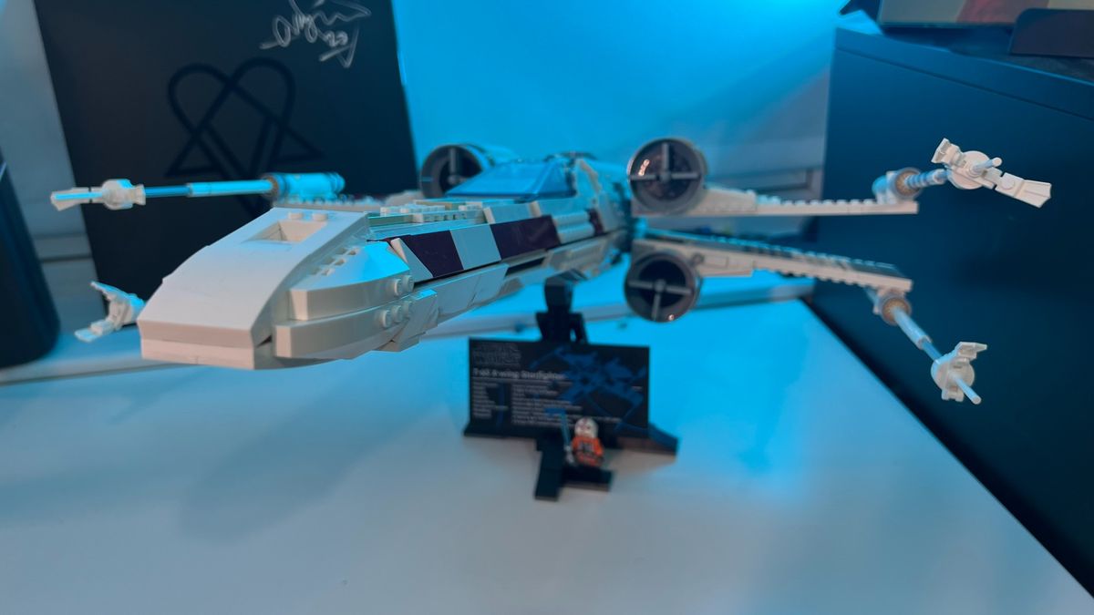 Vista frontal del barco Lego Star Wars X-Wing Starfighter 75355 en el stand.