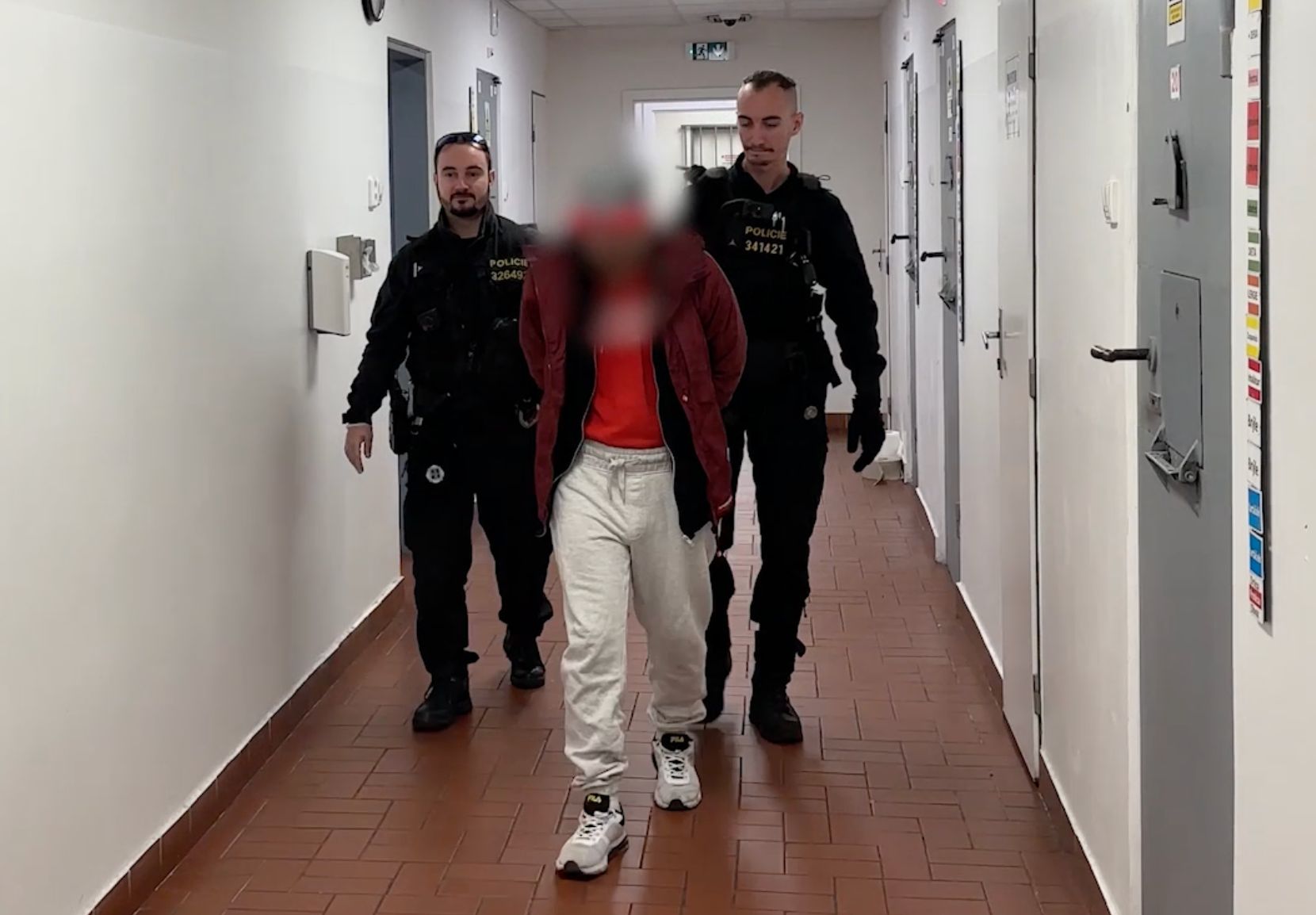 Chtěli ukrást mince, tak zapálili nápojové automaty. Dvojici žhářů hrozí vysoký trest Chtěli ukrást mince, tak zapálili nápojové automaty. Dvojici žhářů hrozí vysoký trest