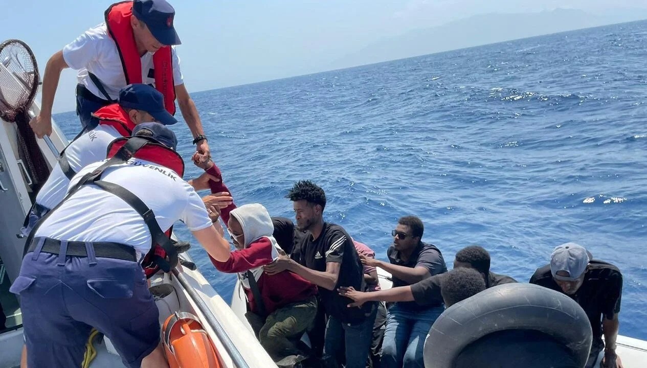 Su alan lastik botta 43 göçmen kurtarıldı
