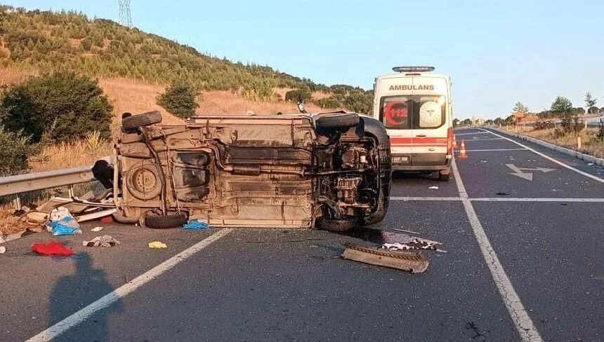 Hafif ticari araç refüje çarpıp devrildi: Bir ölü, dört yaralı