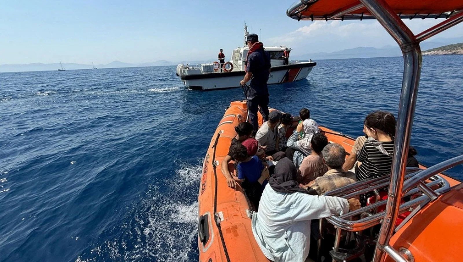 Fethiye'de mahsur kalan 24 kaçak göçmen kurtarıldı