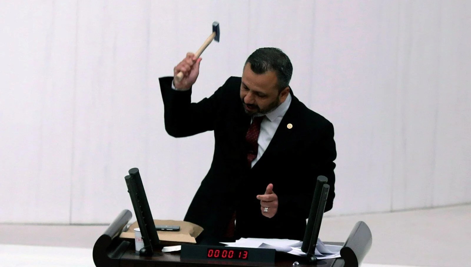 Meclis kürsüsünde çekiçli eylemin cezası belli oldu