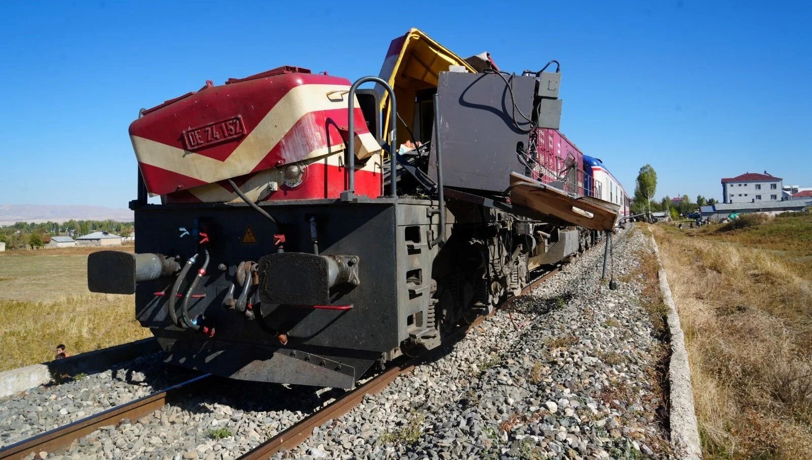 Accidente de tren: muertos y heridos tras impacto con bomba de hormigón