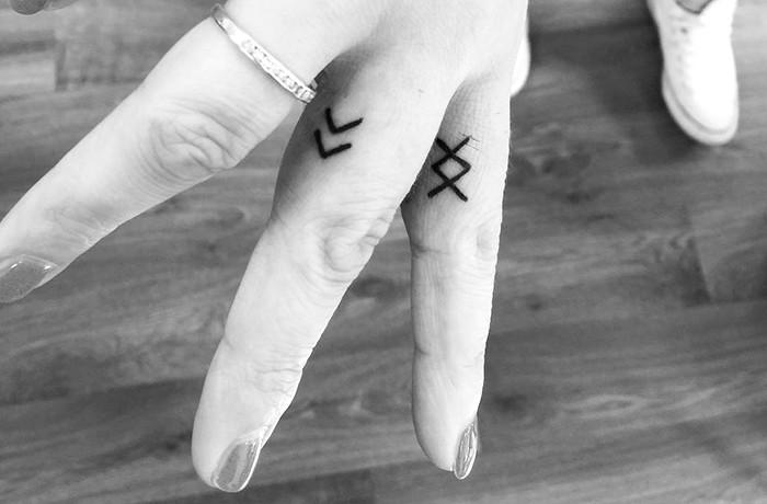 31 Best Tiny Finger Tattoo Designs That Everyone Should Try 460_x_700_jpg
