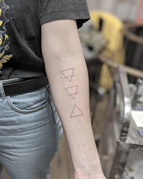 41 Triangle Tattoos For Women That Are Super Inspiring 625_x_500_jpg