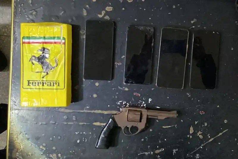 Cinco detenidos con un arma y un ladrillo de cocaína durante un operativo por amenazas en zona sudoeste