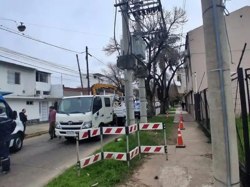 Dos trabajadores de la EPE sufrieron quemaduras luego de recibir una descarga eléctrica en la zona norte