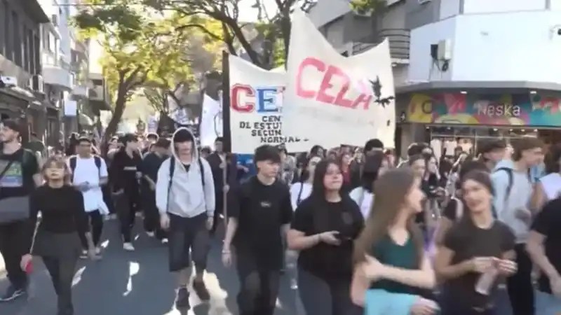 Multitudinaria marcha en Rosario por los 50 años de La Noche de los Lápices